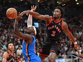 L'attaquant des Raptors de Toronto OG Anunoby (3) bloque un tir du garde du Thunder d'Oklahoma City Luguentz Dort (5) à la Scotiabank Arena.