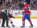 Le centre des Canadiens de Montréal Christian Dvorak revient sur son défenseur alors qu'il s'aligne pour une mise au jeu contre les Hurricanes de la Caroline à Montréal le 7 mars 2023.