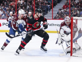 Austin Watson des Sénateurs lutte pour la position avec Valeri Nichushkin de l'Avalanche devant le gardien Jonas Johansson au cours de la deuxième période.