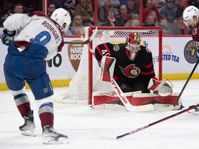 Le gardien des Sénateurs Mads Sogaard a effectué un arrêt sur un tir du centre de l'Avalanche Evan Rodrigues en deuxième période du match de jeudi.