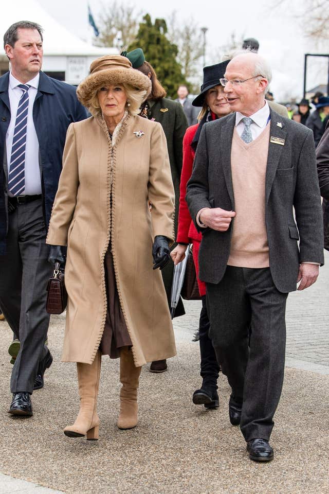 La reine consort avec Ian Renton (Shane Anthony Sinclair/PA)