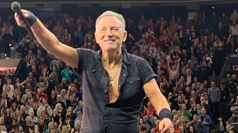 Bruce Springsteen reprend sa tournée avec un concert entraînant à Philadelphie et aucune mention de « maladie » Les plus populaires doivent être lus
	
	
