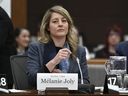 La ministre des Affaires étrangères, Mélanie Joly, comparaît devant le Comité permanent de la procédure et des affaires de la Chambre pour répondre aux questions sur l'ingérence électorale étrangère, le jeudi 9 mars 2023. Joly affirme que le Canada a refusé un visa à un agent politique pour la Chine l'automne dernier.