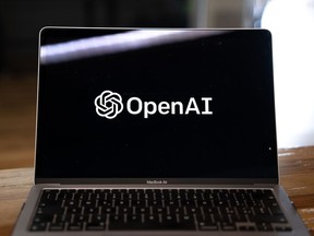 Le logo OpenAI disposé sur un ordinateur portable.