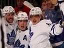 Auston Matthews des Maple Leafs de Toronto est félicité par ses coéquipiers Mitchell Marner et William Nylander après que Matthews ait marqué le but gagnant lors de la troisième période contre les Devils du New Jersey au Prudential Center le 07 mars 2023 à Newark, New Jersey.  