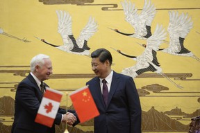 Le gouverneur général du Canada, David Johnston (à gauche), serre la main du président chinois Xi Jinping (à droite) après une cérémonie de signature au Grand Hall du Peuple à Pékin le 18 octobre 2013. La visite de Johnston vise à renforcer les relations entre le Canada et la Chine.  ENDO/AFP/Getty Images