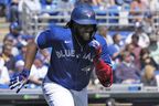 Vladimir Guerrero Jr. des Blue Jays dirige les bases après son doublé RBI contre le lanceur JT Brubaker des Pirates de Pittsburgh lors de la troisième manche d'un match d'entraînement de printemps le mercredi 15 mars 2023 à Dunedin, en Floride. 