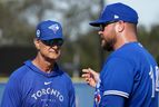 L'entraîneur de banc des Blue Jays Don Mattingly, à gauche, s'entretient avec le manager John Schneider lors de l'entraînement printanier de baseball à Dunedin, en Floride, le mardi 21 février 2023. 