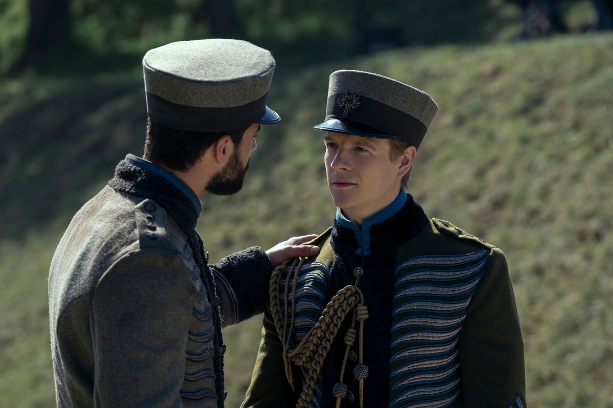 nikolai dans son uniforme militaire, recevant une tape d'encouragement d'un autre garçon en uniforme