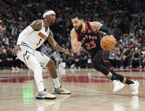 Le garde des Raptors de Toronto Fred VanVleet (23 ans) dribble le basket-ball contre le garde des Denver Nuggets Kentavious Caldwell-Pope (5) au cours de la première mi-temps à la Scotiabank Arena le 14 mars 2023.