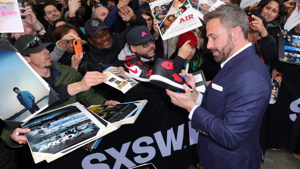 SXSW se déchaîne pour les chaussures de basket-ball Michael Jordan de Ben Affleck
	
	
