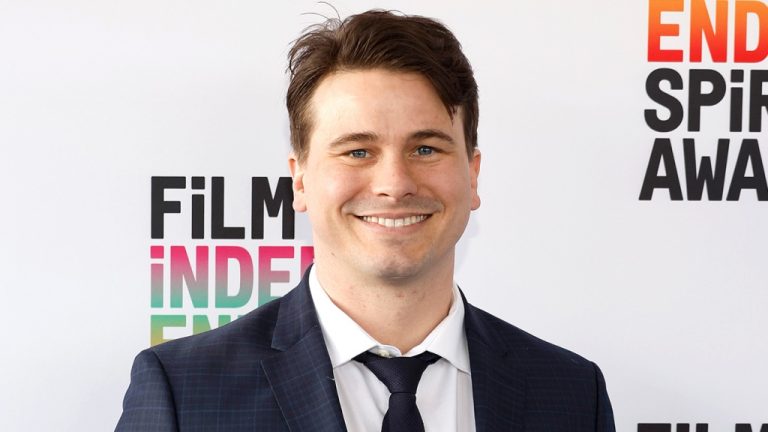 Jason Ritter plaisante que son premier emploi à Hollywood était une «embauche de népotisme complet» grâce à son père John Ritter
