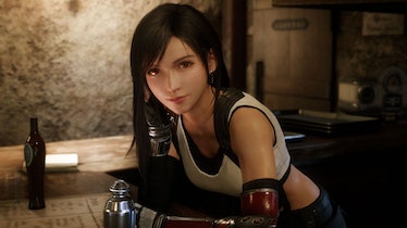 Tifa tend la barre dans FF7 Remake.