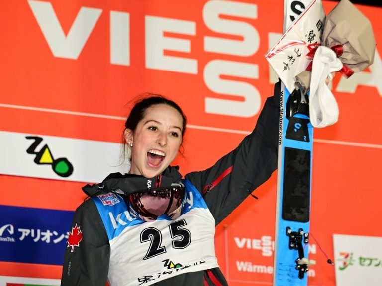 Un défi monstrueux pour les sauteuses à ski de Calgary Alexandria Loutitt et Abigail Strate