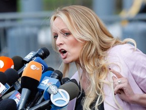 Dans cette photo d'archive prise le 16 avril 2018, l'actrice de films pour adultes Stephanie Clifford, également connue sous le nom de Stormy Daniels, s'exprime devant la Cour fédérale des États-Unis à Lower Manhattan, NY