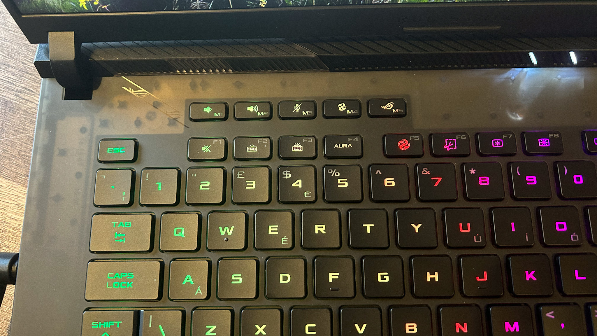 Gros plan du clavier Asus ROG Strix Scar 16 pour montrer les matériaux de construction translucides dans la base principale