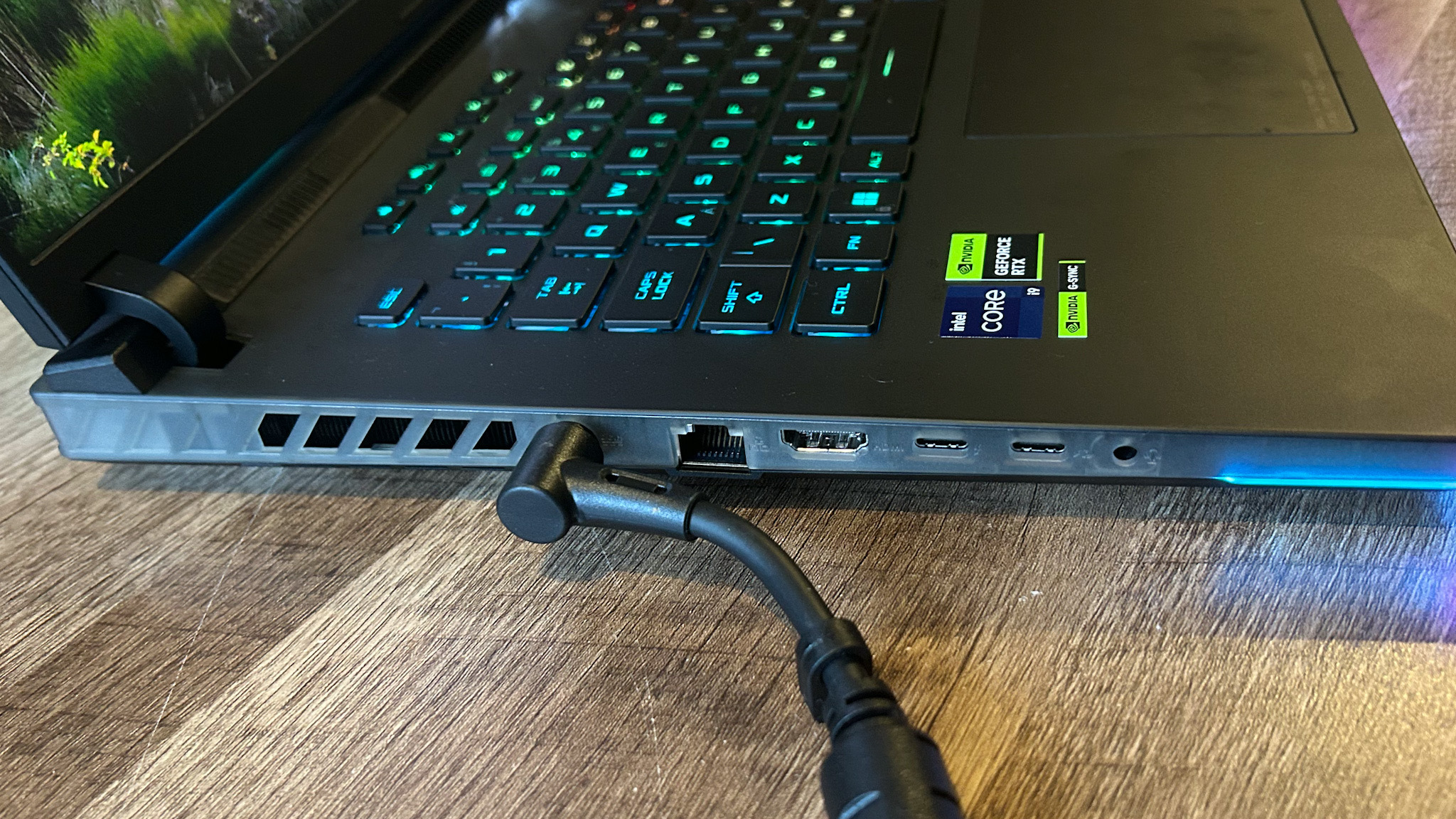 Côté Asus ROG Strix Scar 16 montrant les ports et les matériaux plastiques translucides