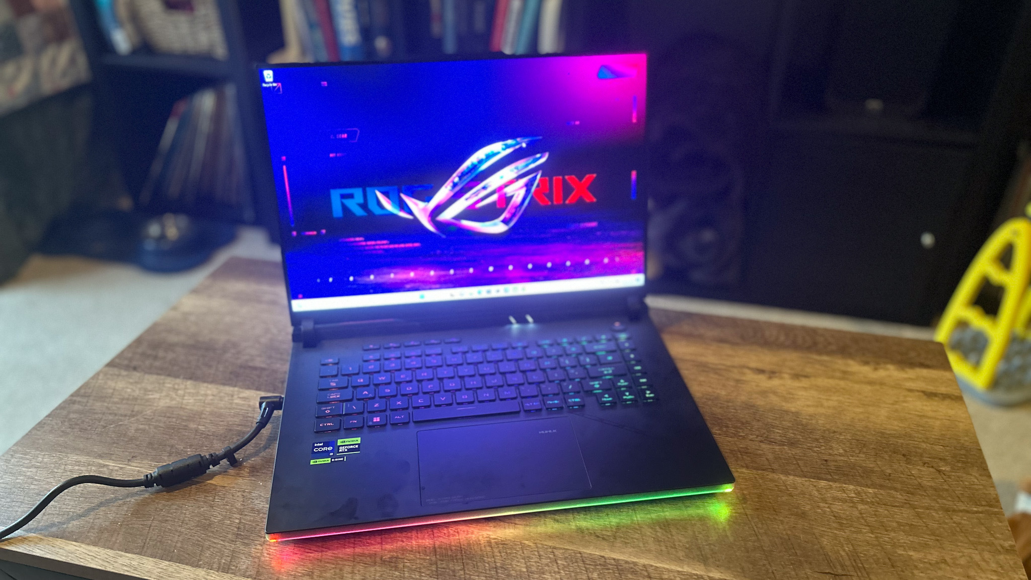 Ordinateur portable de jeu Asus ROG Strix Scar 16 ouvert pour afficher l'écran principal