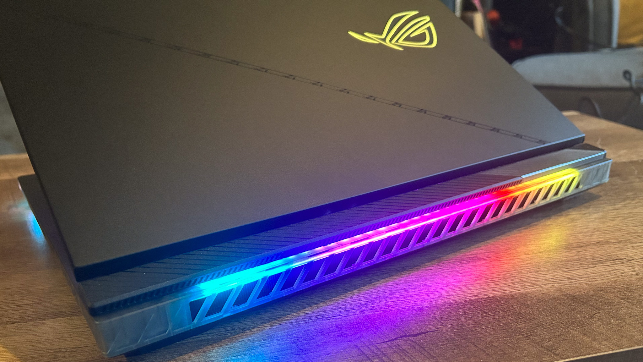 Asus ROG Strix Scar 16 arrière pour montrer l'évent et la bande lumineuse RVB