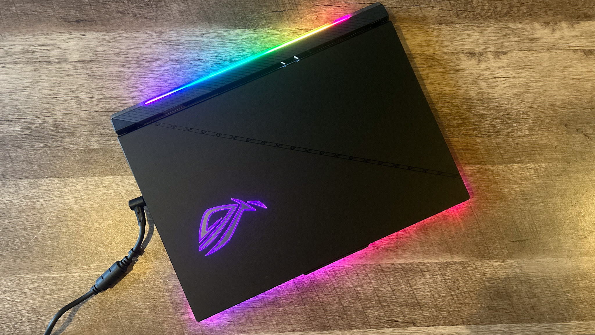 Asus ROG Strix Scar 16 avec le couvercle fermé pour montrer le panneau arrière