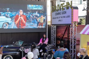 AUSTIN, TEXAS - 10 mars : les clients interagissent avec le 'Grease" La montée des dames roses" activation à The Lodge: A Paramount+ Experience pendant SXSW au Clive Bar le 10 mars 2023 à Austin, Texas.  (Photo de Mat Hayward/Getty Images pour Paramount+)