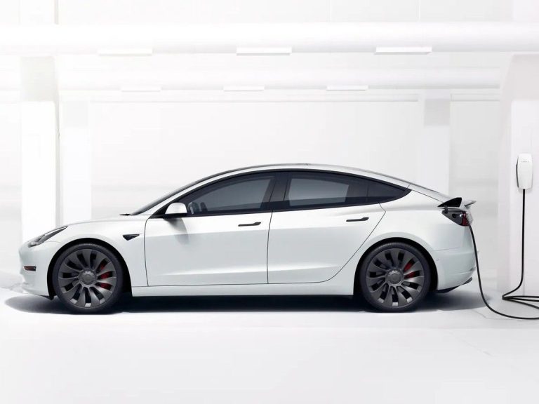 Un homme a conduit une Tesla dans l’océan Arctique, devenant le premier à le faire en plein hiver