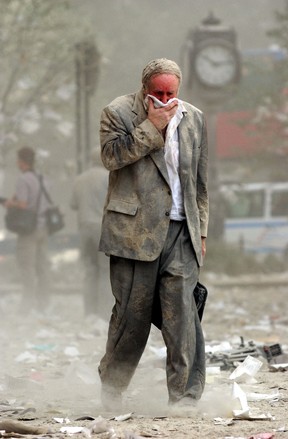 (FICHIERS) Cette photo d'archive montre Edward Fine couvrant sa bouche alors qu'il marche à travers les débris après l'effondrement de l'une des tours jumelles du World Trade Center dans le bas de Manhattan, à New York.  – Le matin du 11 septembre 2001, les New-Yorkais se sont réveillés sous un ciel bleu vif à la suite d'une tempête qui avait détrempé la côte nord-est des États-Unis la veille.  Le ciel magnifique et sans nuages ​​n'était pas un présage du jour sombre qui allait changer l'histoire, mais qui resterait gravé dans la mémoire des personnes impliquées.  (Photo de STAN HONDA / AFP) (Photo de STAN HONDA/AFP via Getty Images)