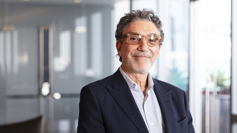 Chuck Lorre fait un don de 30 millions de dollars au centre médical Cedars-Sinai pour une nouvelle école (exclusif)
