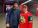 Kevin Stach d'Halifax, un grand fan de Jonathan Drouin qui remonte à l'époque junior du joueur avec les Mooseheads d'Halifax, pose pour une photo avec l'attaquant des Canadiens après un match au Centre Bell le 13 mars. Stach portait un chandail des Drouin Moosheads qui était un cadeau de sa défunte mère et a pu le faire signer par le joueur. 