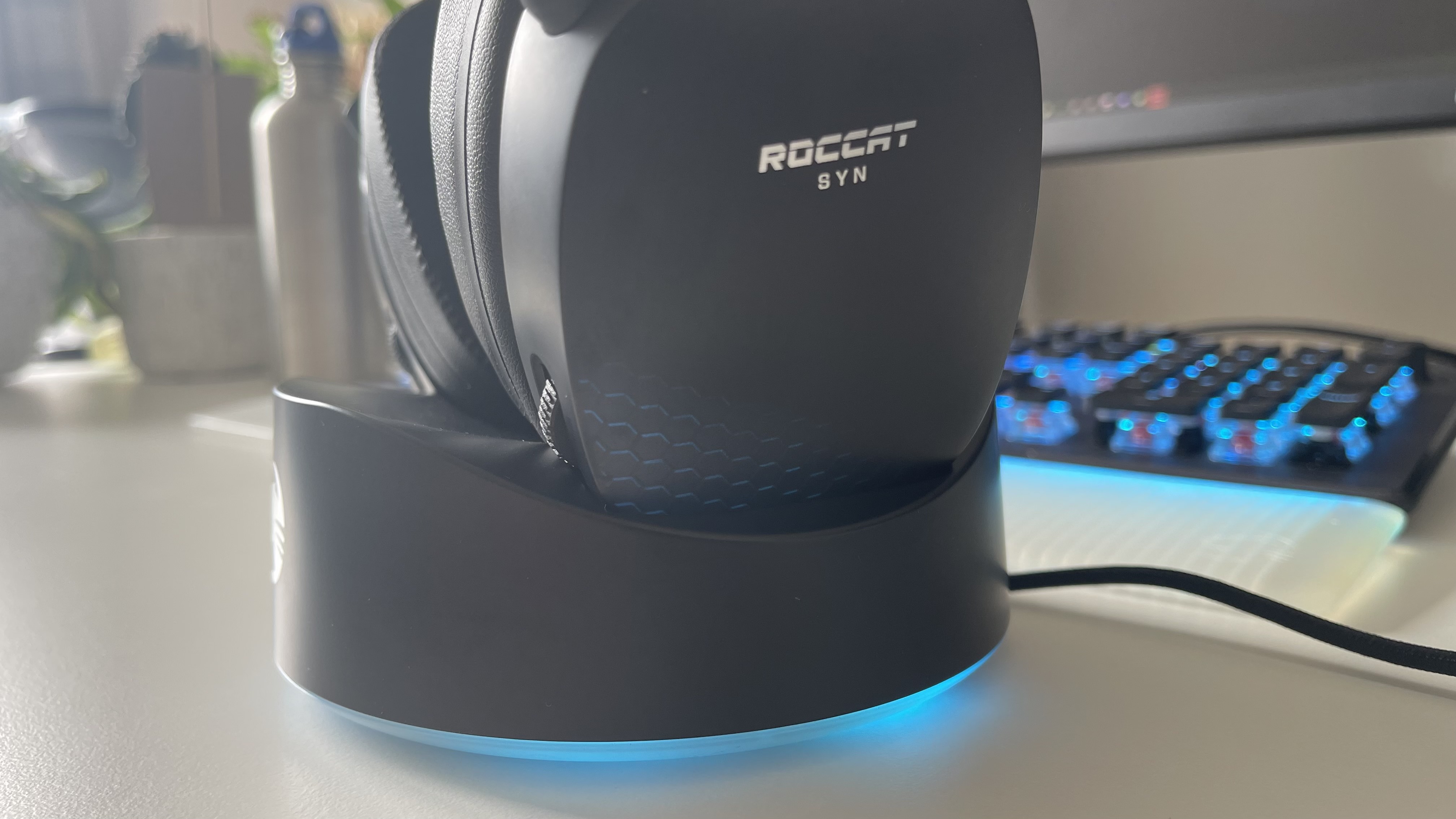 Roccat Syn Max Air dans la station de charge