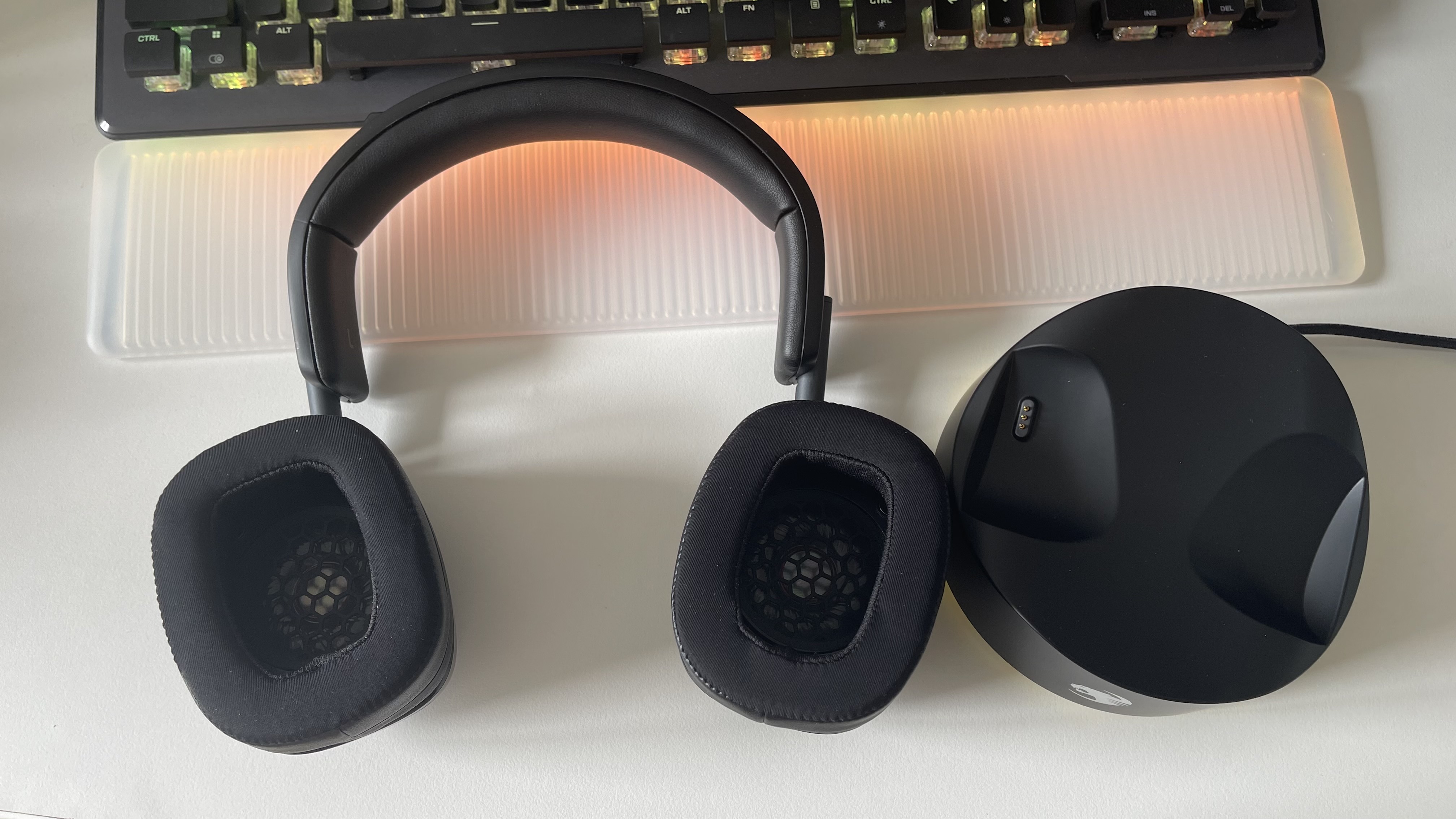 Casque Roccat Syn Max Air ouvert montrant l'intérieur des tasses