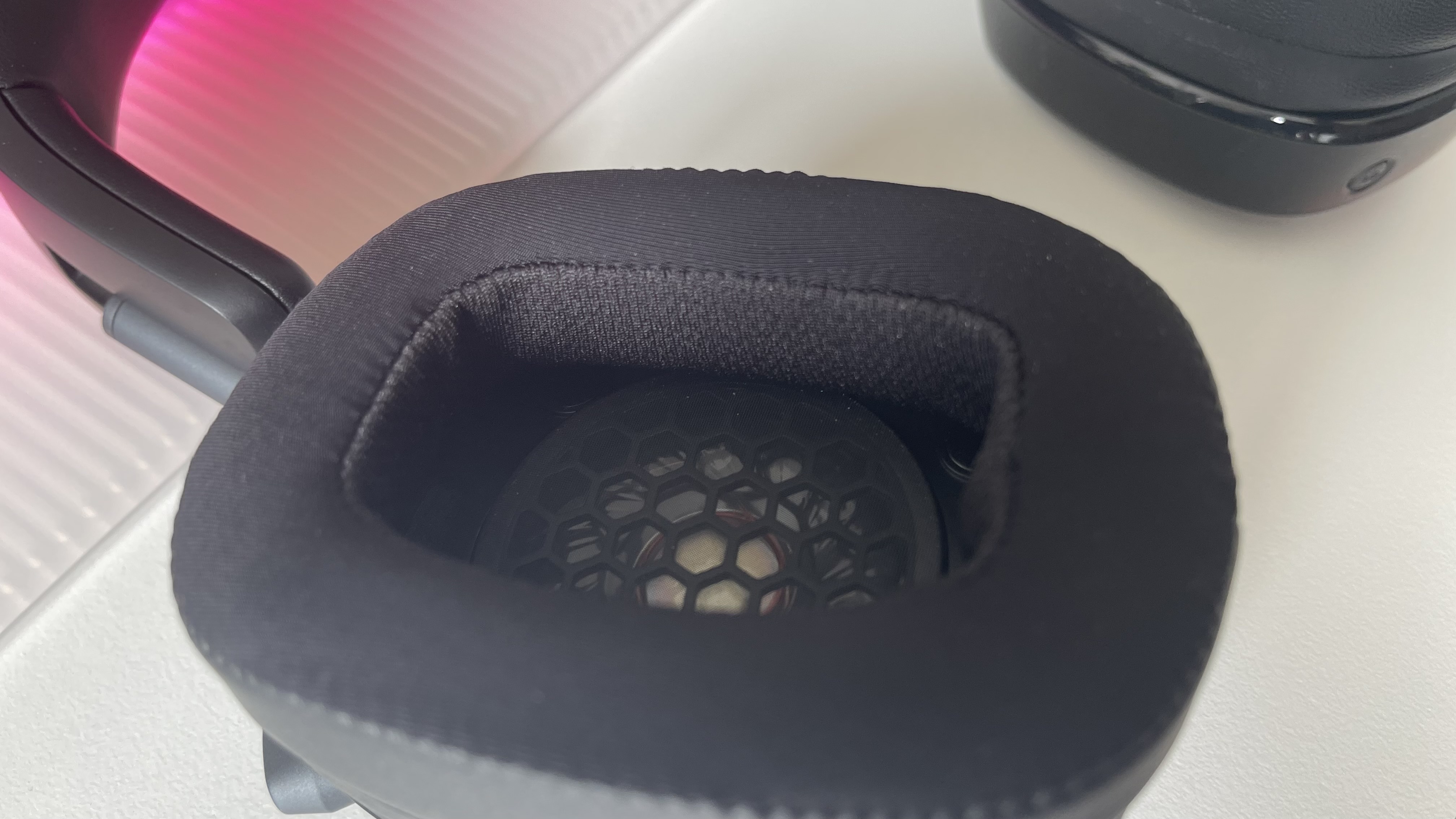 Roccat Syn Max Air gros plan sur les pilotes à l'intérieur des tasses