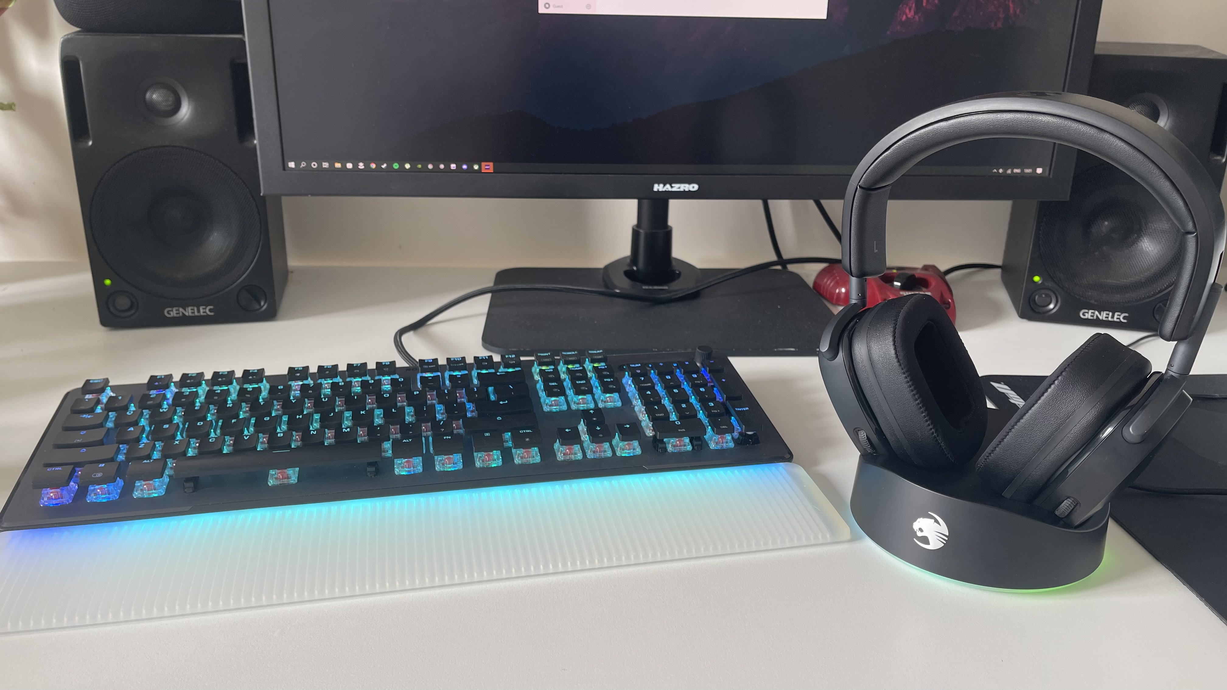 Casque Roccat Syn Max Air dans une configuration de jeu sur PC