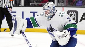 Le gardien de but des Canucks de Vancouver Thatcher Demko (35 ans) arrête un tir contre les Kings de Los Angeles lors de la deuxième période d'un match de hockey de la LNH le samedi 18 mars 2023 à Los Angeles.