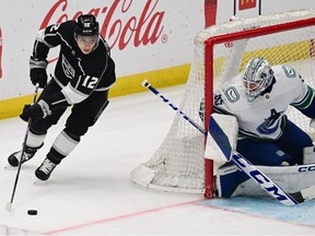 L'aile gauche des Kings de Los Angeles Trevor Moore (12) contrôle la rondelle à côté du gardien de but des Canucks de Vancouver Thatcher Demko (35) dans un match de la LNH à Crypto.com Arena.  Photo: Richard Mackson-USA Today Sports