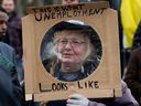 Une femme participe à un rassemblement pro-oléoduc devant l'Assemblée législative de l'Alberta à Edmonton sur une photo d'archive du 12 avril 2018. Le ministre fédéral des Ressources naturelles, Jonathan Wilkinson, a déclaré que le gouvernement Trudeau avait l'intention de déposer une loi cette année pour aider les travailleurs du secteur pétrolier et gazier. le secteur s'oriente vers les emplois liés à l'énergie verte.