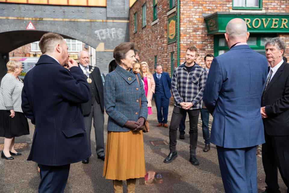 Anne sur le plateau de Coronation Street (ITV)