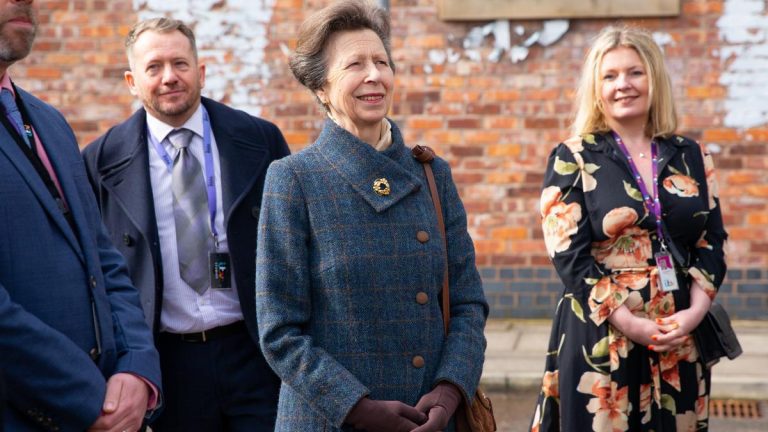 La princesse royale visite Coronation Street pour en savoir plus sur l’histoire de l’attaque à l’acide