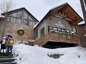 Une vue extérieure du Nordik Spa-Nature à Chelsea, au Québec.  Le spa est une destination populaire pour ceux qui recherchent la détente.  (EDDIE CHAU/Toronto Sun)