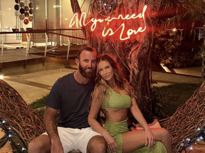 Une image de Paulina Gretzky et de son mari Dustin Johnson a été publiée sur son histoire Instagram le 22 février 2023.