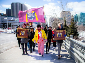 Il s'agit d'une marche commémorative du dimanche pour commémorer la fermeture du Rideau St. McDonalds à Ottawa.  Situé à seulement quelques pas de la Colline du Parlement, l'endroit était réputé pour ses bagarres et ses combats ivres (dont l'un en 2014 comportait inexplicablement un bébé raton laveur, selon les drapeaux ci-dessus).  Et de temps en temps, un Stephen Harper post-politique attendait un Big Mac vêtu d'un faux déguisement.  Malgré sa mauvaise réputation, le McDonald's se trouve figurer dans les mémoires ivres d'une partie non négligeable de notre classe politique.