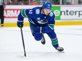 Le défenseur des Canucks de Vancouver Quinn Hughes patine sur la glace lors de leur match dans la LNH contre les Ducks d'Anaheim au Rogers Arena le 8 mars 2023.