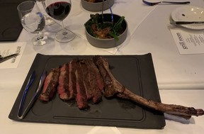 Un steak Tomahawk de 36 oz au Grill Room du Fairmont Chateau Whistler.  Jane Stevenson/Toronto Sun