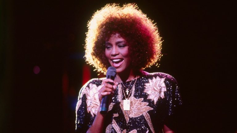 Les histoires derrière les chansons gospel inédites de Whitney Houston : "Elle a laissé la musique de guérison pour le monde"
