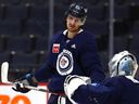 Mark Scheifele s'entretient avec le gardien de but David Rittich lors de l'entraînement des Jets de Winnipeg le mercredi 15 février 2023. 