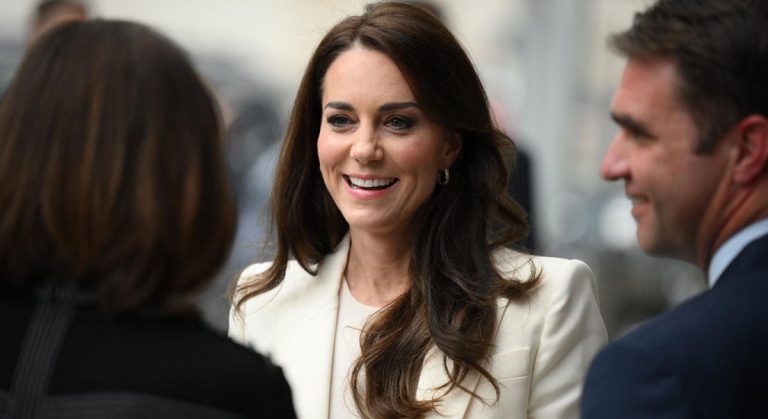 Kate opte pour le business casual en blazer crème pour une réunion en ville