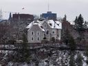 Une vue du 24, promenade Sussex depuis la rivière des Outaouais.  Aucun Premier ministre n'y a résidé depuis 2015.