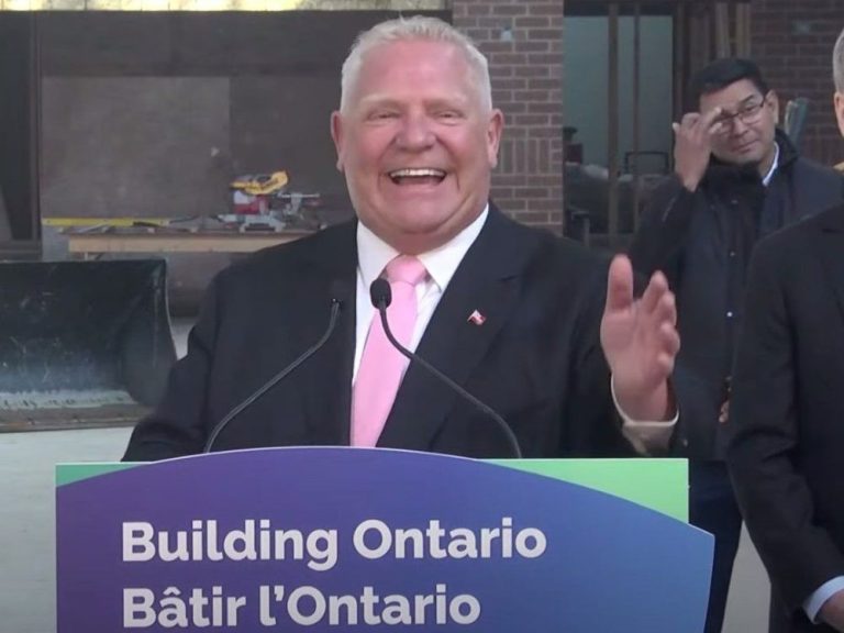 Doug Ford regrette de s’être fait couper les cheveux à 26 $ par Walmart