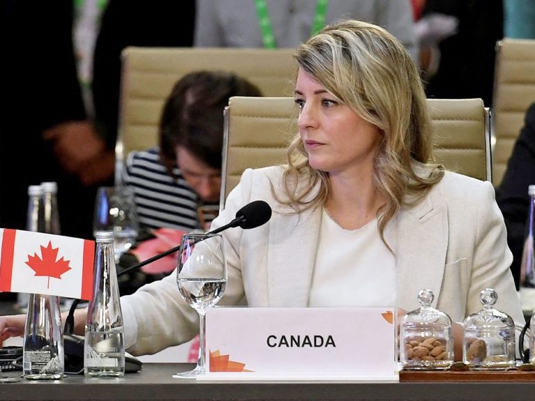 Le Kremlin convoque un diplomate canadien pour un commentaire de Joly sur le « changement de régime » russe