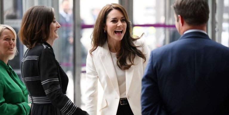 La princesse Kate devient décontractée dans un blazer et un pantalon crème élégants